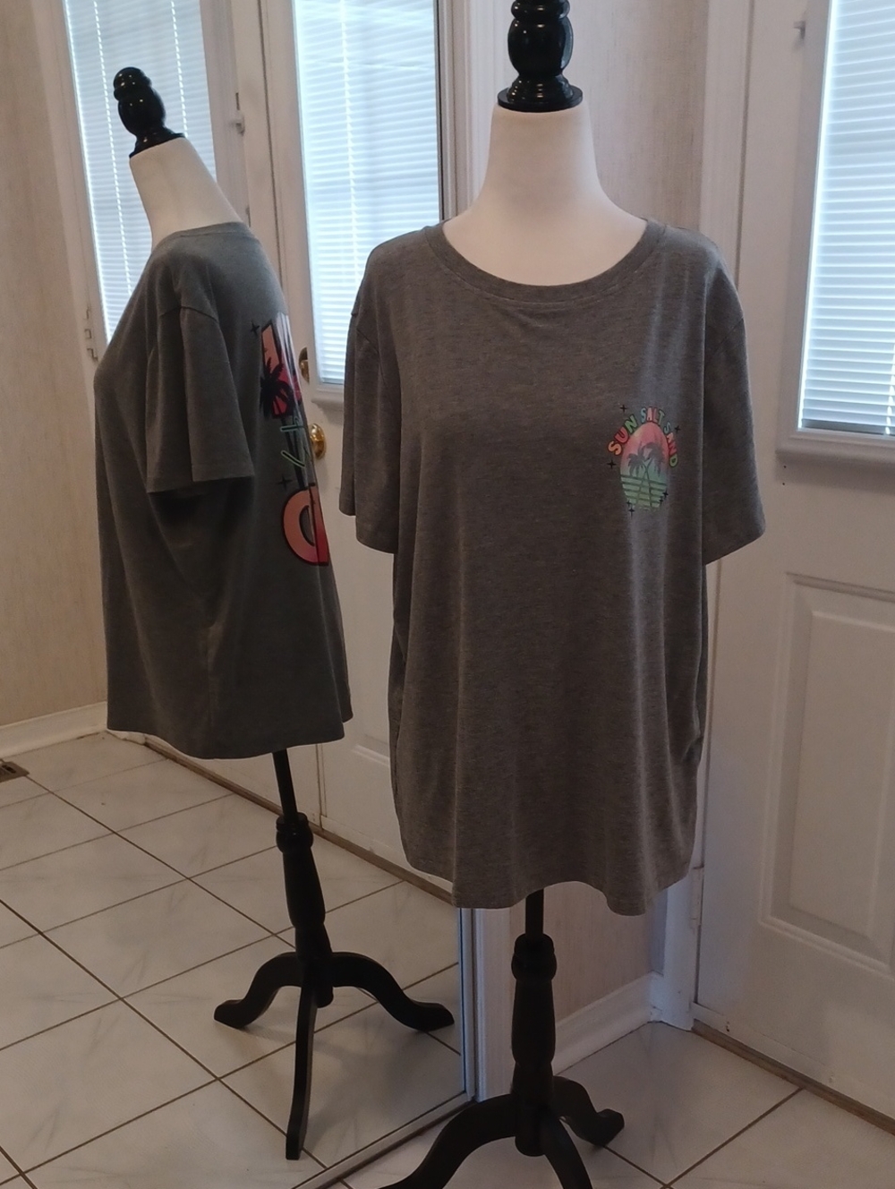 4/$40 Grey "Sun Salt Sand" Graphic Tee - Size XXL